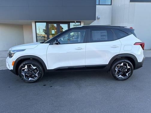 Clear White / Black Roof 2026 Kia Seltos S