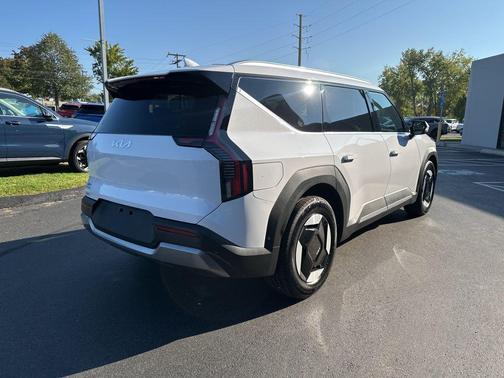 Glacial White Pearl 2026 Kia EV9 Wind