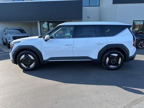 Glacial White Pearl 2026 Kia EV9 Wind