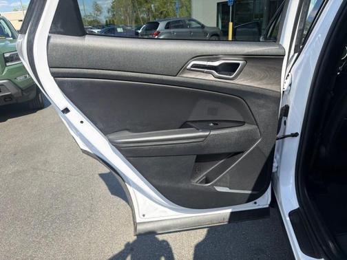 Glacial White Pearl 2023 Kia Sportage X-Line