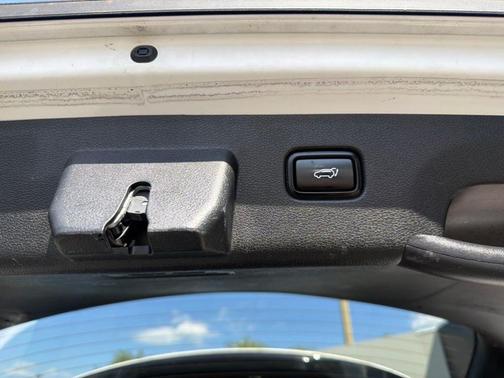 Glacial White Pearl 2023 Kia Sportage X-Line