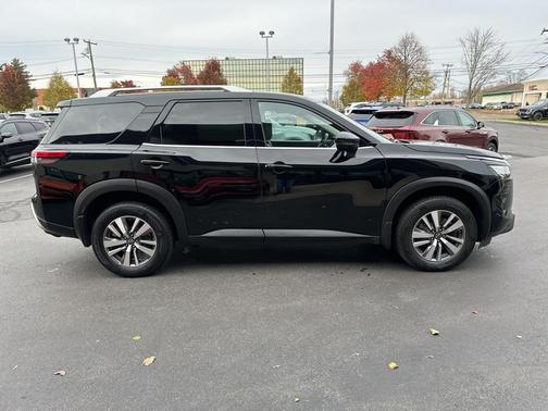 2022 Nissan Pathfinder SL 4WD