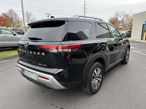 2022 Nissan Pathfinder SL 4WD