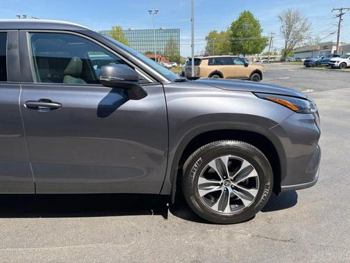 Magnetic Gray Metallic 2023 Toyota Highlander XLE