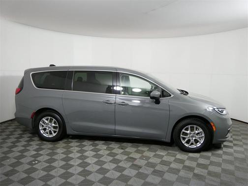 2023 Chrysler Pacifica Touring-L
