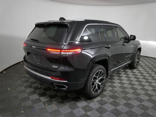 2022 Jeep Grand Cherokee Summit