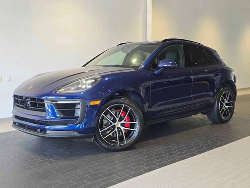 Gentian Blue Metallic 2024 Porsche Macan