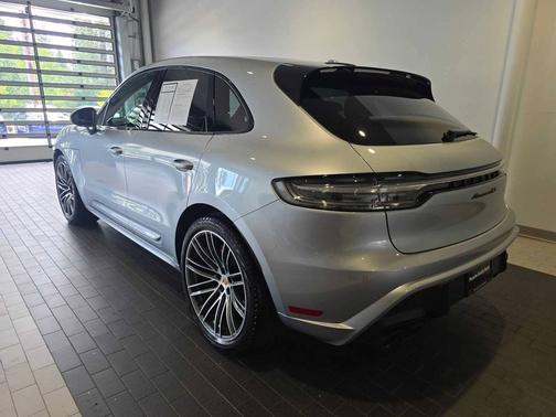 Dolomite Silver Metallic 2023 Porsche Macan