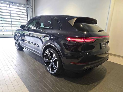 Moonlight Blue Metallic 2022 Porsche Cayenne