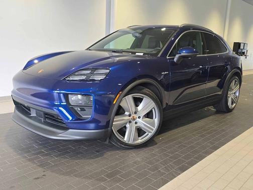 Gentian Blue Metallic 2024 Porsche Macan