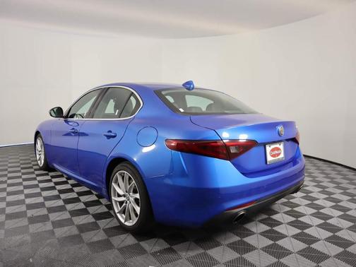 Photo 4 of 15 of 2019 Alfa Romeo Giulia Base