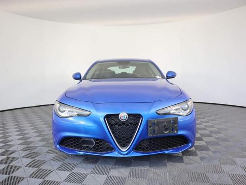 Photo 2 of 15 of 2019 Alfa Romeo Giulia Base