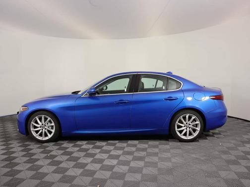 Photo 3 of 15 of 2019 Alfa Romeo Giulia Base