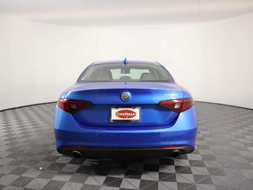 Photo 5 of 15 of 2019 Alfa Romeo Giulia Base