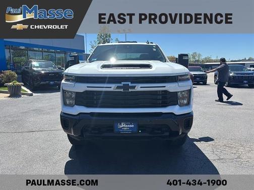 Summit White 2026 Chevrolet Silverado 2500 Custom