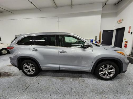 Photo 4 of 29 of 2015 Toyota Highlander XLE