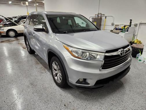 Photo 3 of 29 of 2015 Toyota Highlander XLE
