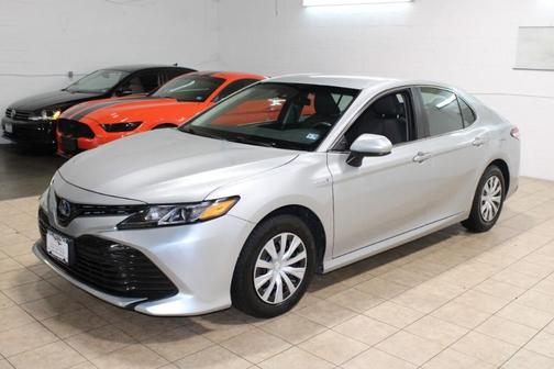 Photo 3 of 32 of 2018 Toyota Camry Hybrid LE