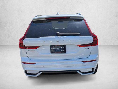 Crystal White Metallic 2026 Volvo XC60 B5 Ultra