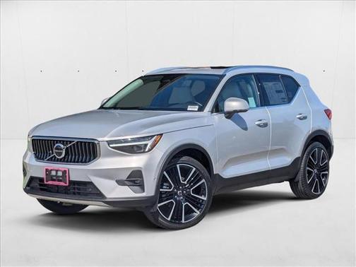 2025 Volvo XC40 B5 Ultra Bright Theme
