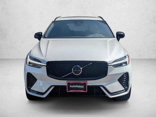 Crystal White Metallic 2026 Volvo XC60 B5 Plus
