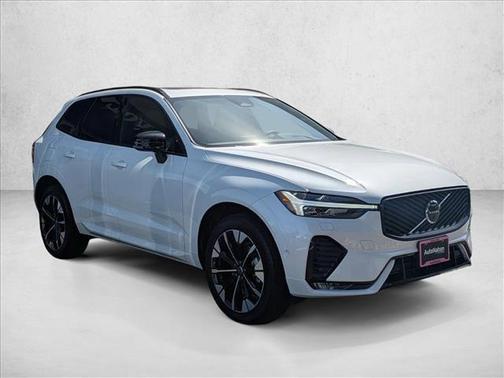 Crystal White Metallic 2026 Volvo XC60 B5 Plus