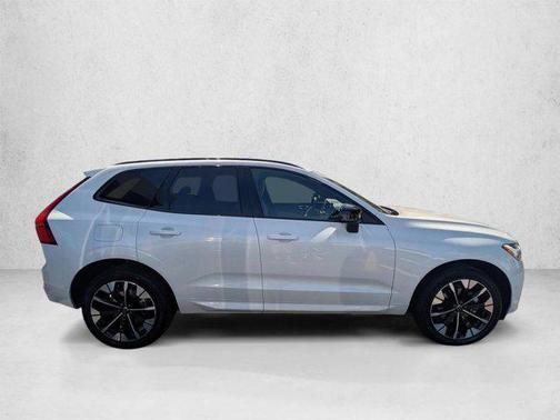 Crystal White Metallic 2026 Volvo XC60 B5 Plus