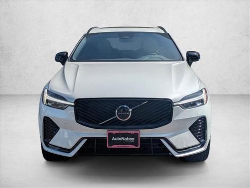 Crystal White Metallic 2026 Volvo XC60 B5 Plus