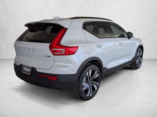 Crystal White 2026 Volvo XC40 Ultra, B5 AWD Gas (mild hybrid), Dark