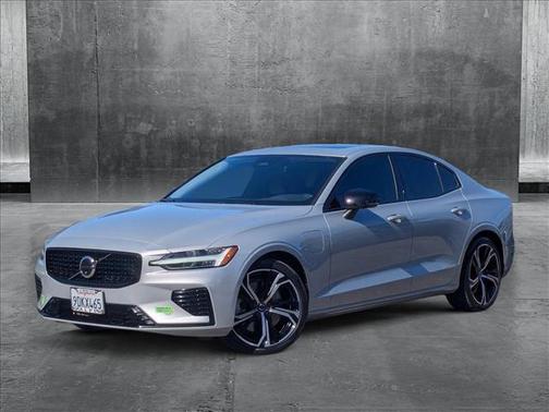 2023 Volvo S60 Recharge Plug-In Hybrid T8 Plus Dark Theme