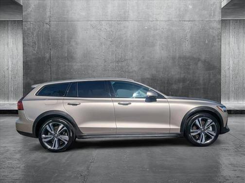 2025 Volvo V60 Cross Country B5 Plus