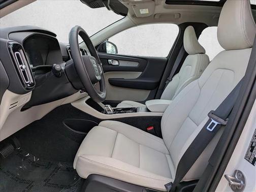 Crystal White 2026 Volvo XC40 Plus, B5 AWD Gas (mild hybrid), Dark