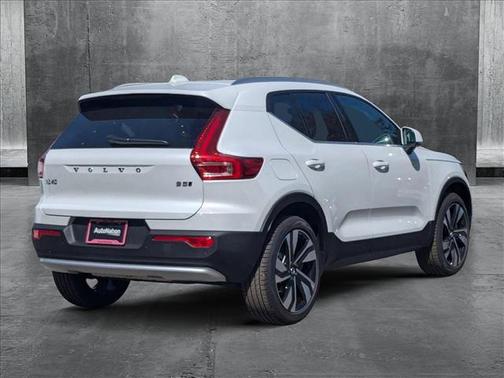 2025 Volvo XC40 B5 Ultra Bright Theme