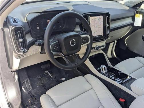 2025 Volvo XC40 B5 Ultra Bright Theme