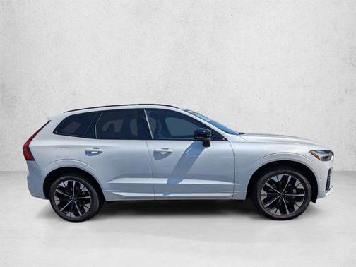 Crystal White Metallic 2026 Volvo XC60 B5 Plus