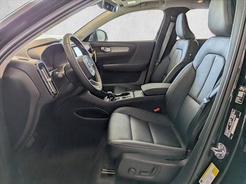 Onyx Black 2026 Volvo XC40 Core, B5 AWD Gas (mild hybrid), Dark