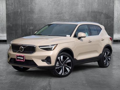 2025 Volvo XC40 B5 Ultra Bright Theme
