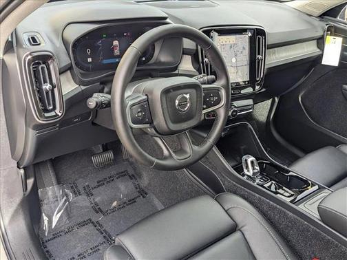 2025 Volvo XC40 B5 Ultra Bright Theme