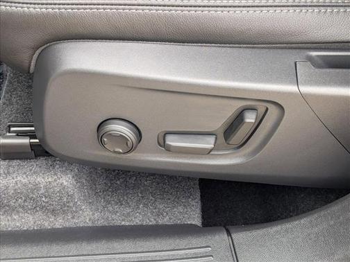 2025 Volvo XC40 B5 Ultra Bright Theme