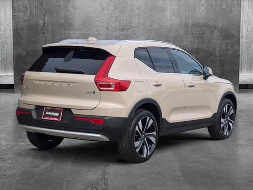 2025 Volvo XC40 B5 Ultra Bright Theme