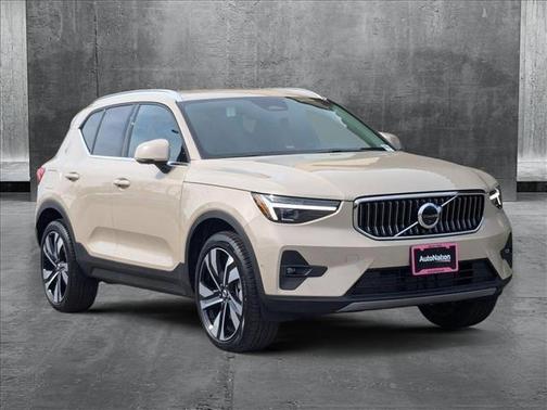 2025 Volvo XC40 B5 Ultra Bright Theme