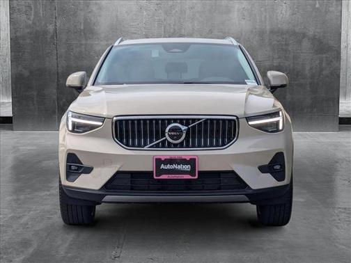 2025 Volvo XC40 B5 Ultra Bright Theme