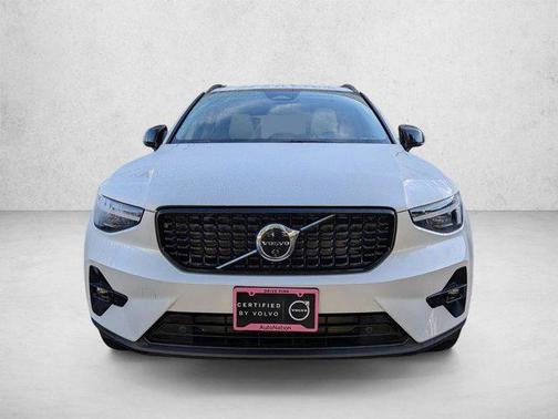 Crystal White 2026 Volvo XC40 Plus, B5 AWD Gas (mild hybrid), Dark