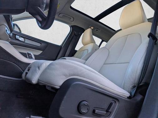 2026 Volvo XC40 Plus, B5 AWD Gas (mild hybrid), Dark