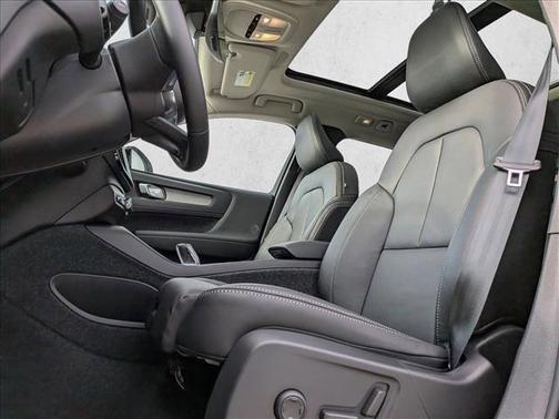 2026 Volvo XC40 Plus, B5 AWD Gas (mild hybrid), Dark