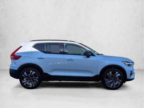 Crystal White 2026 Volvo XC40 Ultra, B5 AWD Gas (mild hybrid), Dark