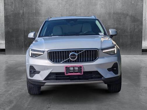 2025 Volvo XC40 Ultra Bright Theme