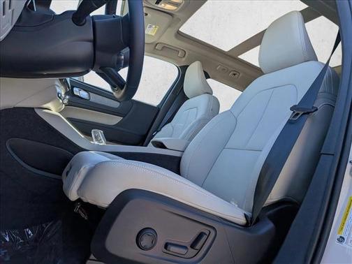 2026 Volvo XC40 Plus, B5 AWD Gas (mild hybrid), Dark