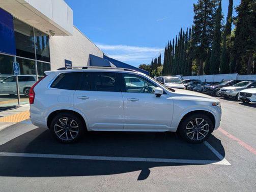 2018 Volvo XC90 T5 Momentum