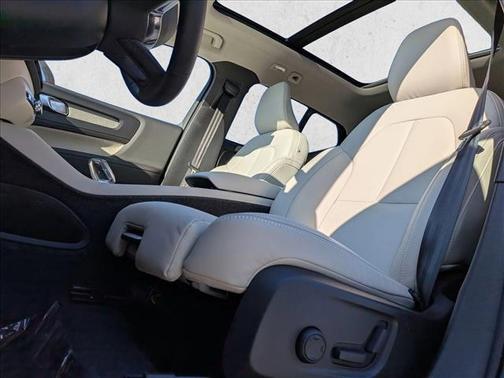 2026 Volvo XC40 Plus, B5 AWD Gas (mild hybrid), Dark